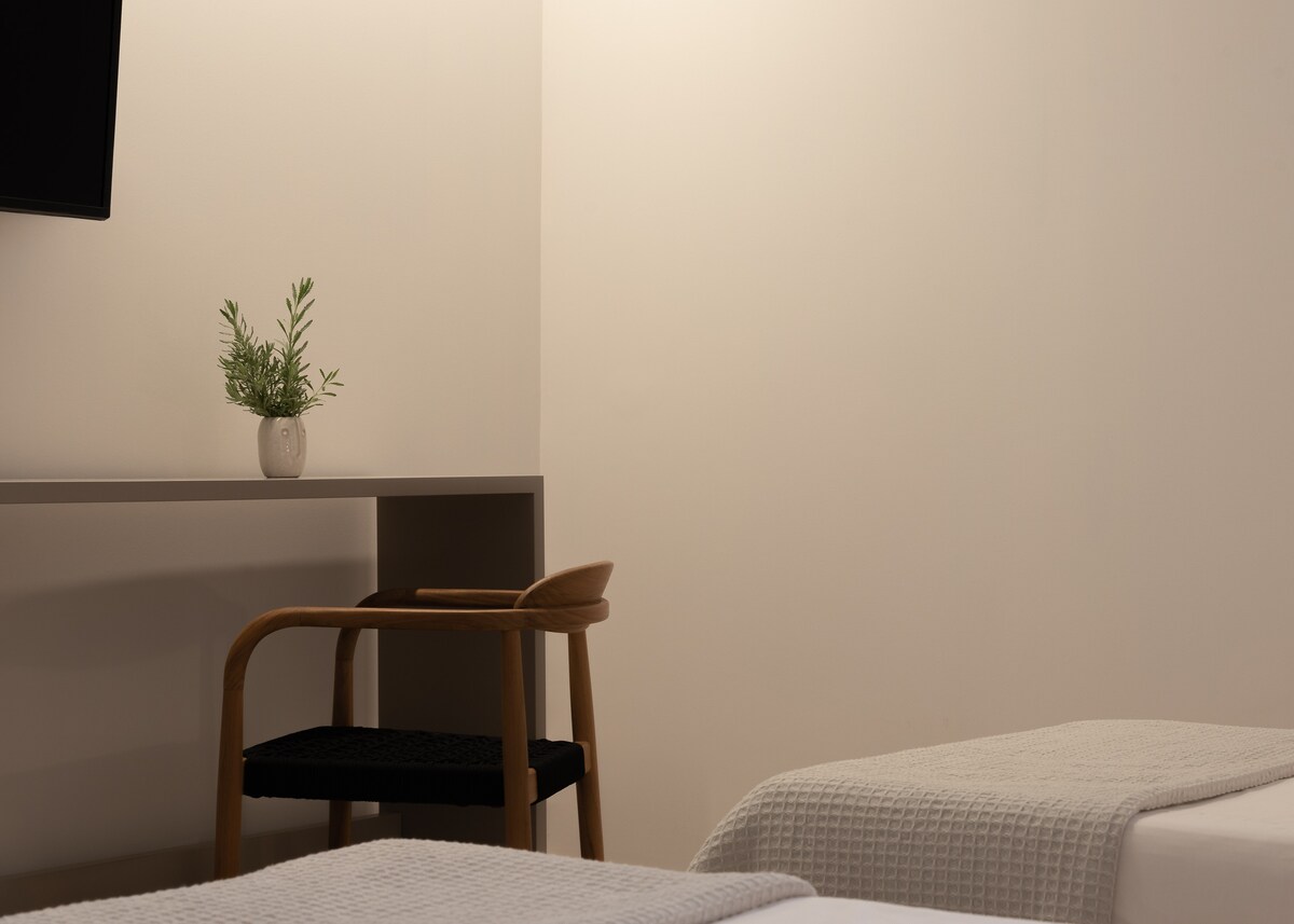 Уште две спални соби, близнаци се наоѓаат на пониското ниво и имаат голема заедничка бања со туш. 