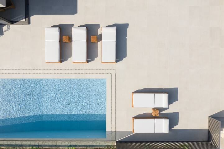 Athina Luxury Villa, with Pool & Walk to the Beach gallery image 4