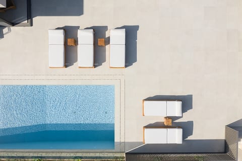 Athina Luxury Villa, with Pool & Walk to the Beach
