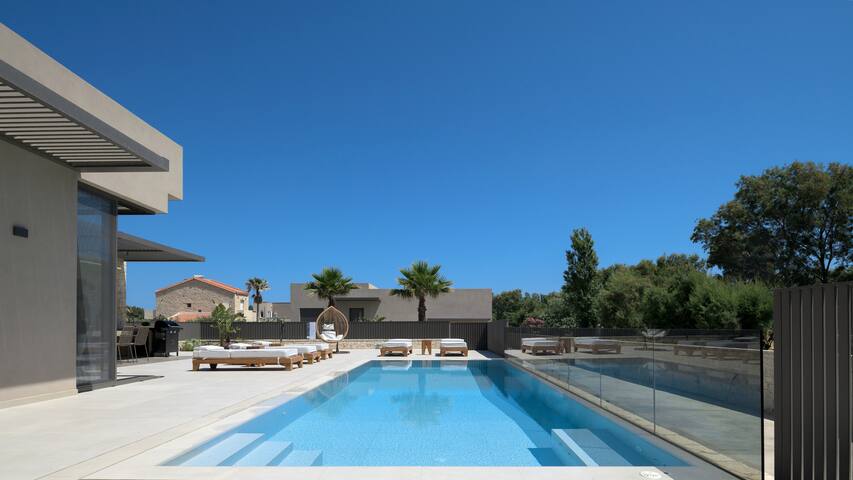 Athina Luxury Villa, with Pool & Walk to the Beach gallery image 2