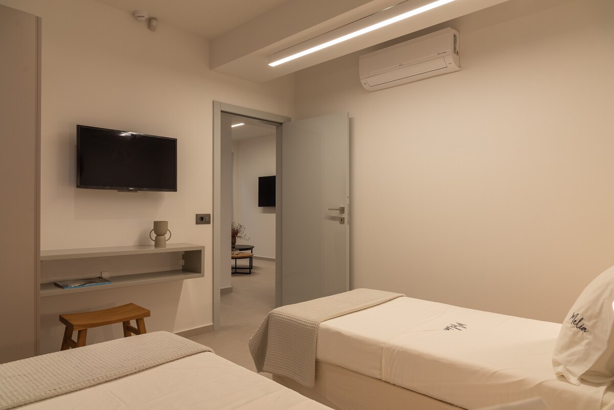 Двокреветна спална соба, креветите исто така можат да формираат брачен кревет (широк 180-220 см). 