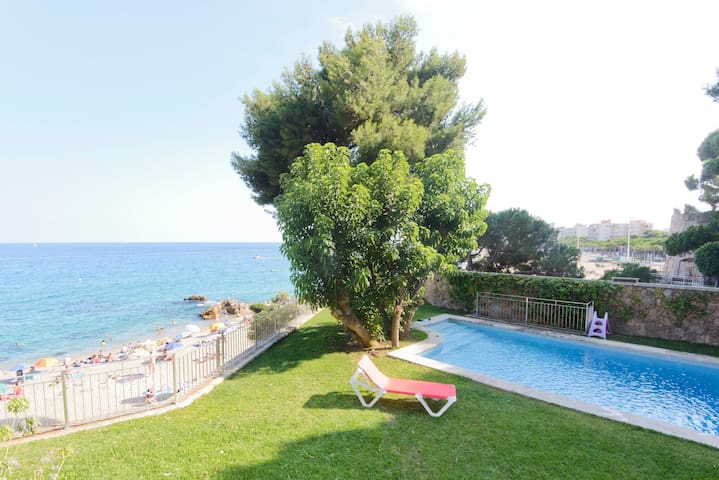 Vil·la amb piscina i jardí a primera línia de mar
