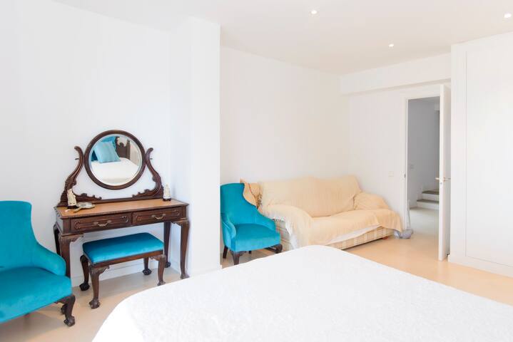 Vil·la amb piscina i jardí a primera línia de mar gallery image 5