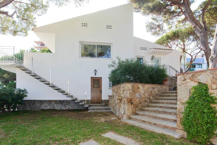 Vil·la amb piscina i jardí a primera línia de mar gallery image 2