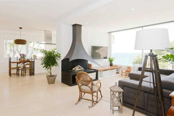 Vil·la amb piscina i jardí a primera línia de mar gallery image 4