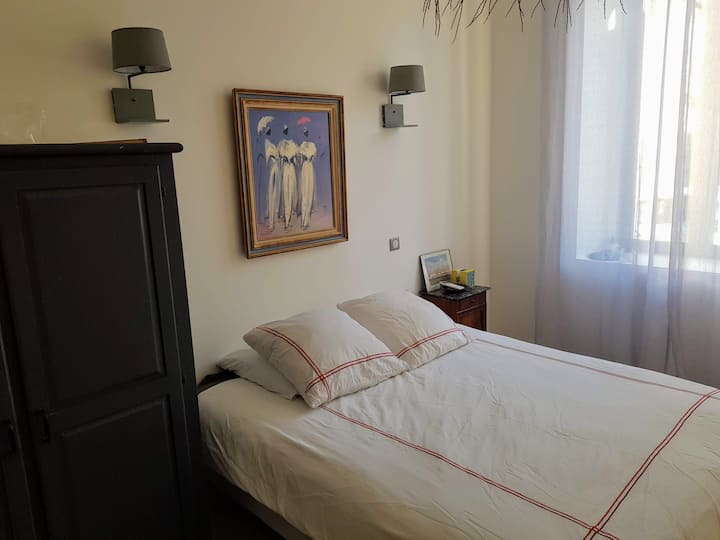 غرفة نوم بسرير بحجم كبير (160 سم)