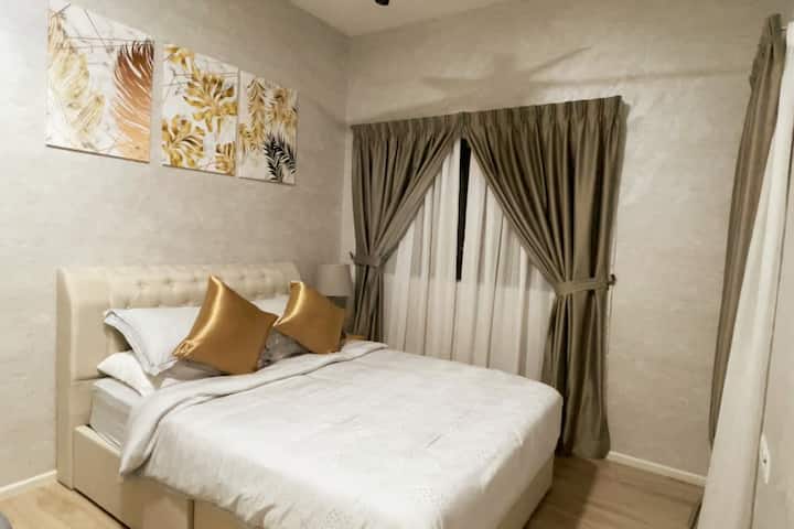 غرفة نوم رابعة/ حمام داخلي وغرفة منفصلة بمطبخها الصغير الخاص ومدخلها 