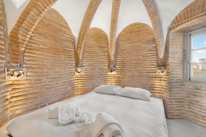 Les Relais du Capitole managed Airbnb listing 3