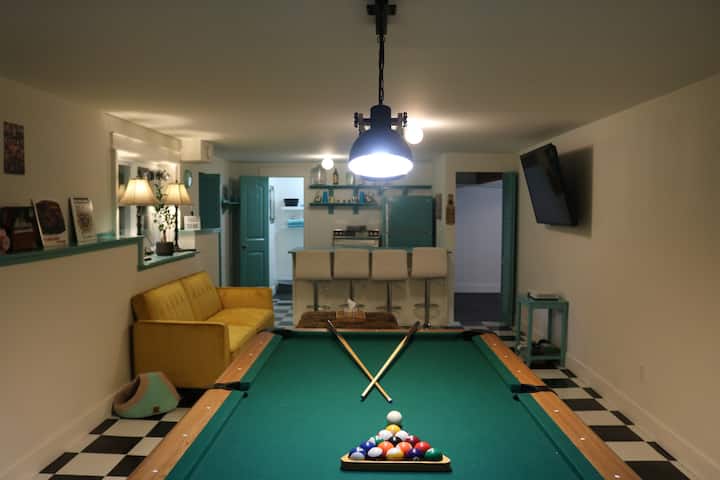 Pool table/Bar area