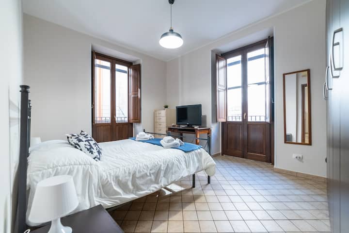 غرفة نوم مزدوجة أنيقة مع مرتبة ميموري فوم ، مع تلفزيون وخزانات متعددة.