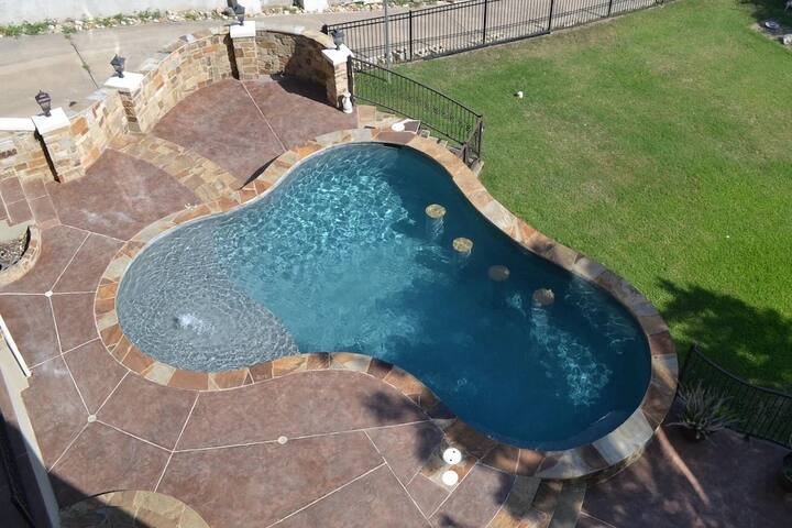 Luxury RESORT Style Home on Lake Travis with Pool gallery image 4