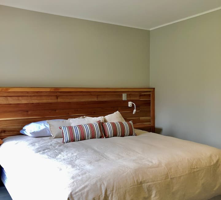 Chambre des maîtres, premier étage avec une grande fenêtre donnant sur la vallée.