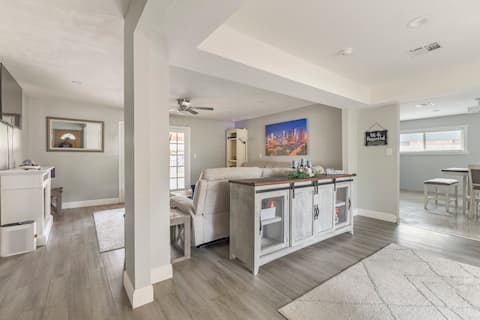 Top performing Airbnb: Family-friendly, 3 bedrooms & spacious backyard! in Spring Branch West