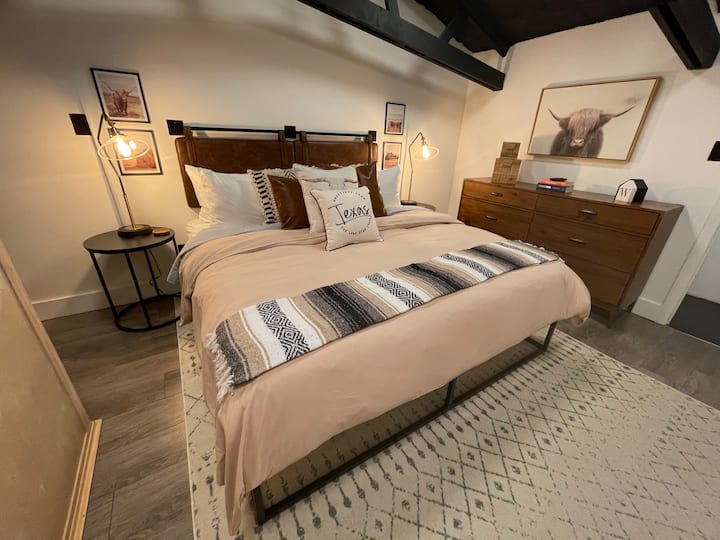 Whatabarndo king bedroom