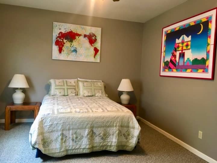 Dhomë gjumi master, dyshek i madhësisë së Re të Mbretëreshës.