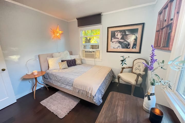 Manja spavaća soba s lijeve strane kuće.