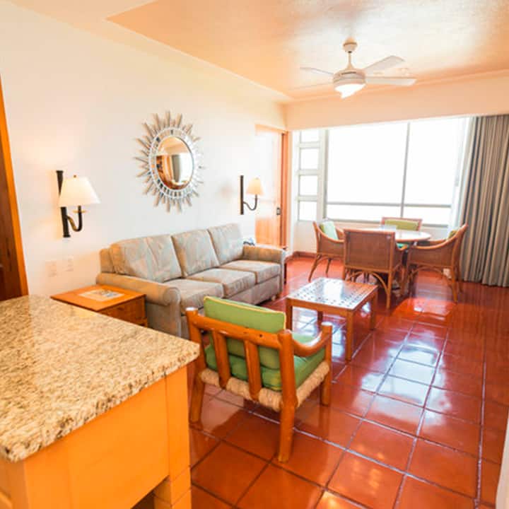 cocina, sala de estar con sofá cama y cocina, sala con sofá cama y comedor