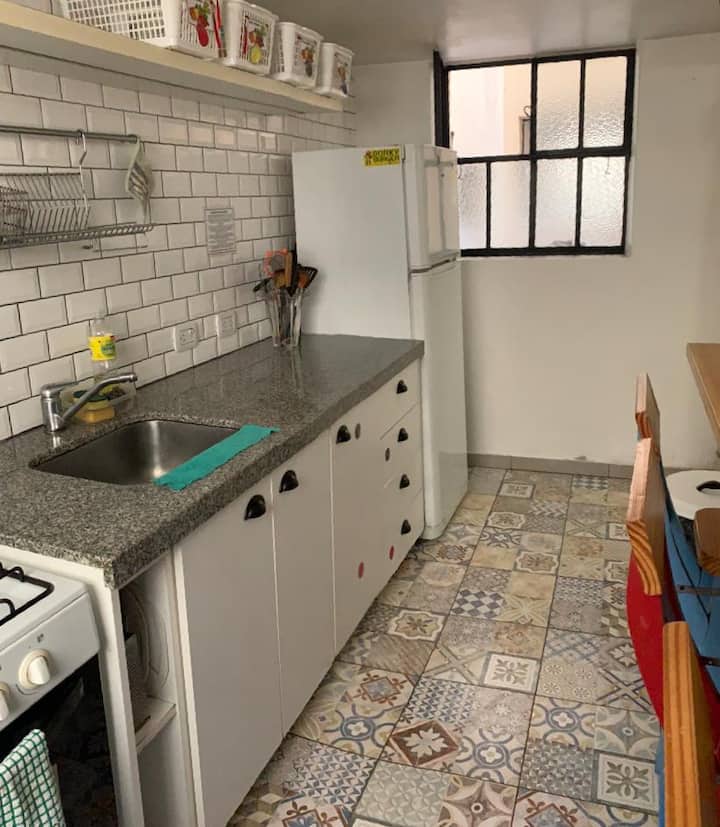 Habitación privada con balcón francés en San Telmo