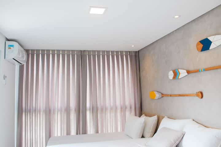 סוויטה I - מיטה זוגית אחת ו -2 מיטות יחיד. נוף לבריכת השחייה ולאזור הירוק של הבית המשותף.