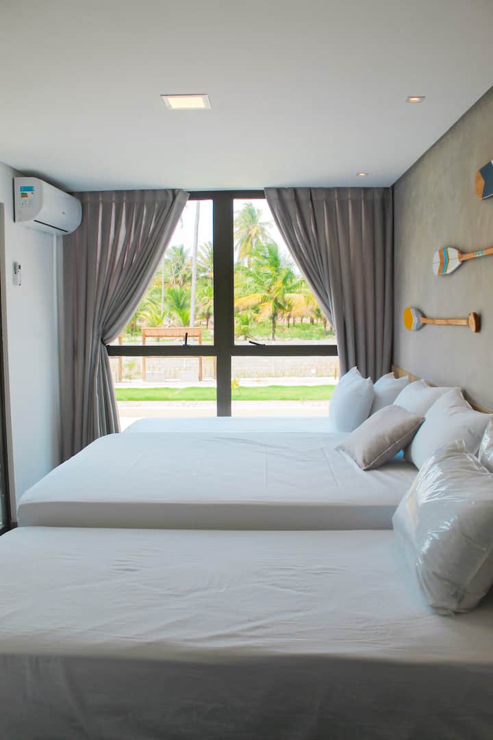 סוויטה I - מיטה זוגית אחת ו -2 מיטות יחיד. נוף לבריכת השחייה ולאזור הירוק של הבית המשותף.