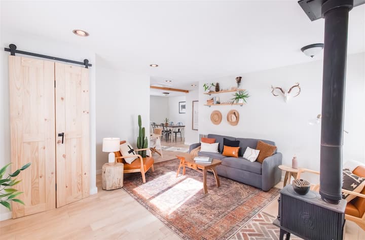 Le salon vous offre suffisamment d'espace pour discuter, siroter votre café et profiter de ces vues. 