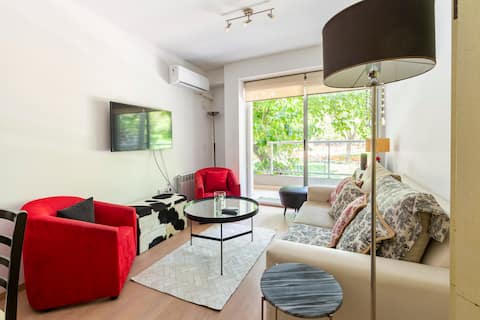Excellent apartment with pool and view of the square