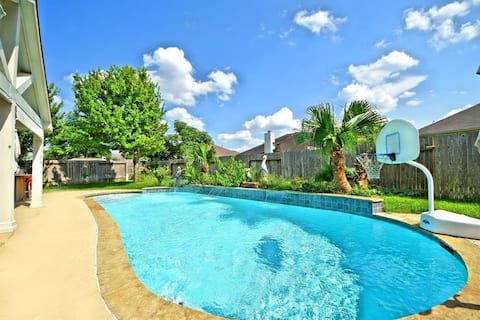 Charming 4BR Private Pool Oasis w/ King Bed Suite - Sleeps 10