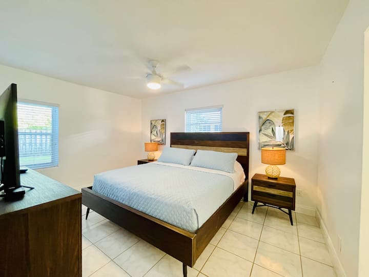 主卧室，特大双人床头柜全功能卫生间。