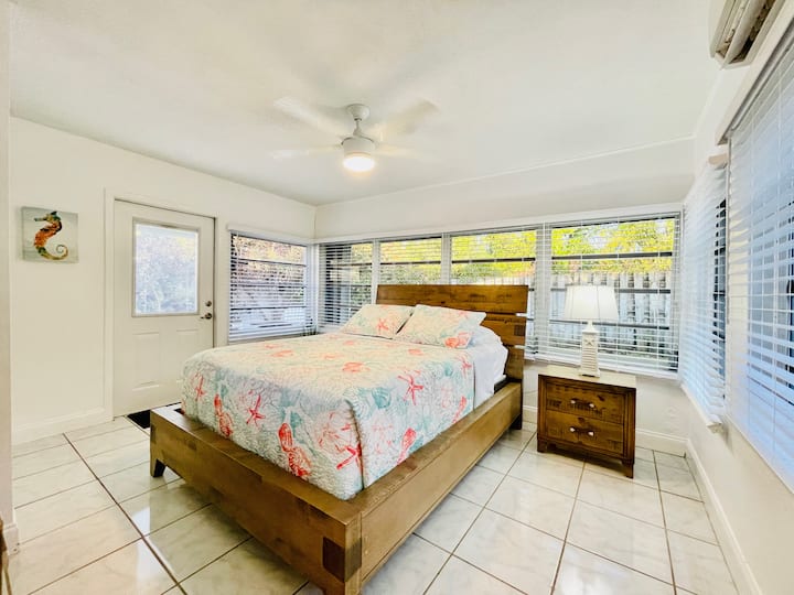 2号卧室、标准双人床、梳妆台。