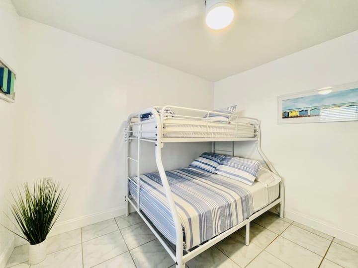 卧室# 3 ，双层床双层床全尺寸床，上面有单人床。