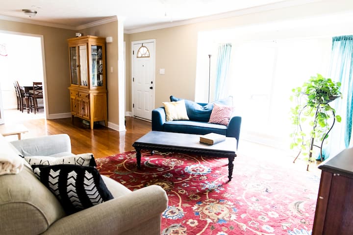 Family Friendly, Cheerful & Comfy Home in Town