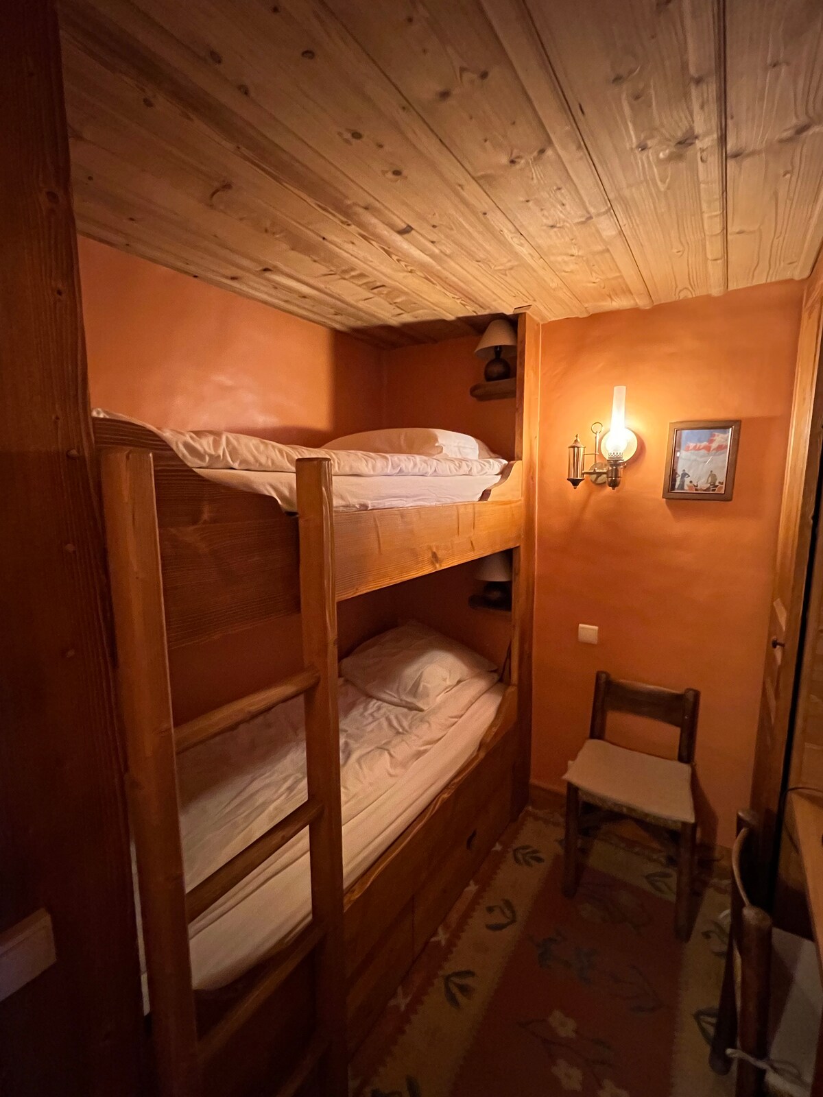 The children's room with 2 bunk beds, a desk and 2 individual wardrobes