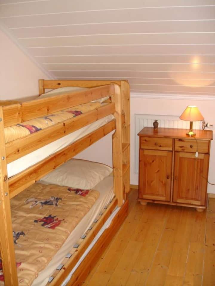 habitación infantil con literas