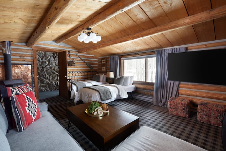 Преди престоя си ни уведомете как искате да бъде оправена тази стая.  Дневното легло може да работи като две близначки или като просторно двойно легло.  В секцията има и разтегателно легло в пълен размер.