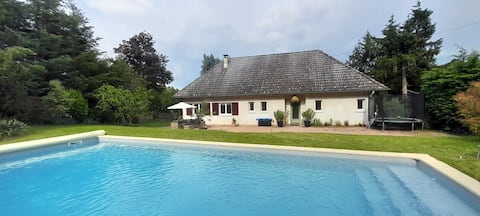 Quiet villa with large pool
