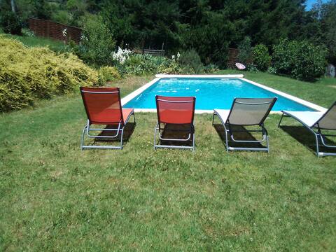 Quiet villa with large pool
