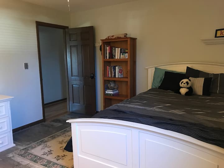 Спалната соба има кревет во целосна големина.