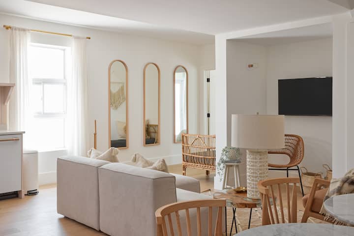 County Collective 5 Bedroom Home In The ♡ Of Pec! - Prince Edward