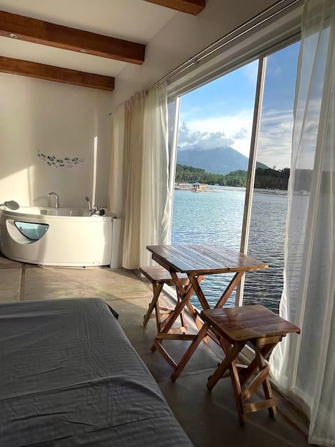 Maldives-inspired rm w/ direct access to the lake