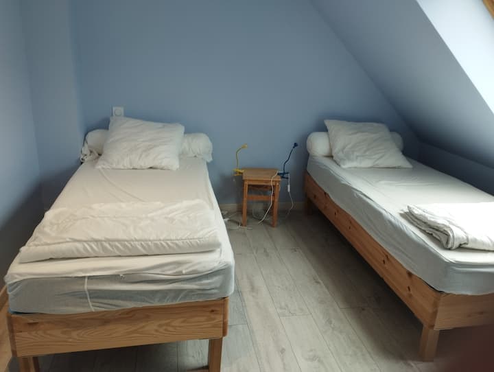 spavaća soba na katu četiri dva kreveta za jednu osobu
