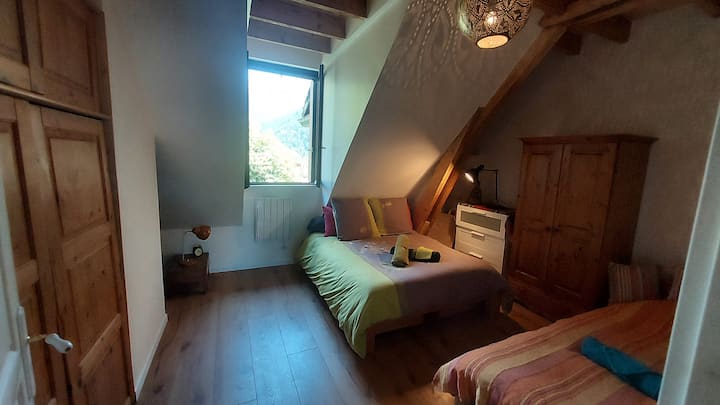 غرفة كبيرة بمساحة 15 مترًا مربعًا  مشرقة
- سرير مزدوج واحد + سرير واحد 
- مساحات تخزين لملابسك وممتلكاتك (رف الملابس والشماعات، الصندوق، الرفوف)
- إضاءة جيدة
