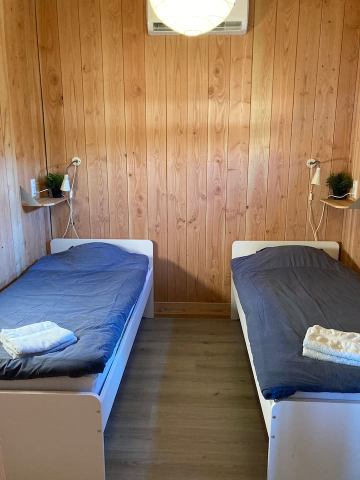 The bedroom with 2 single beds (90x200)