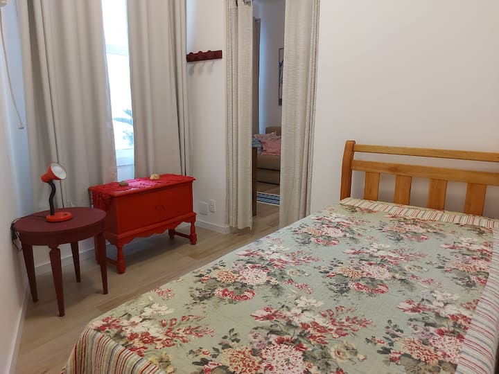 ในห้องนอนซึ่งยังมีวิวของหาด Urca ที่พักมีเตียงคู่ให้บริการเป็นเตียงไม้

สภาพแวดล้อมมีเครื่องปรับอากาศซึ่งเป็นภูมิอากาศทั้งอพาร์ทเมนท์