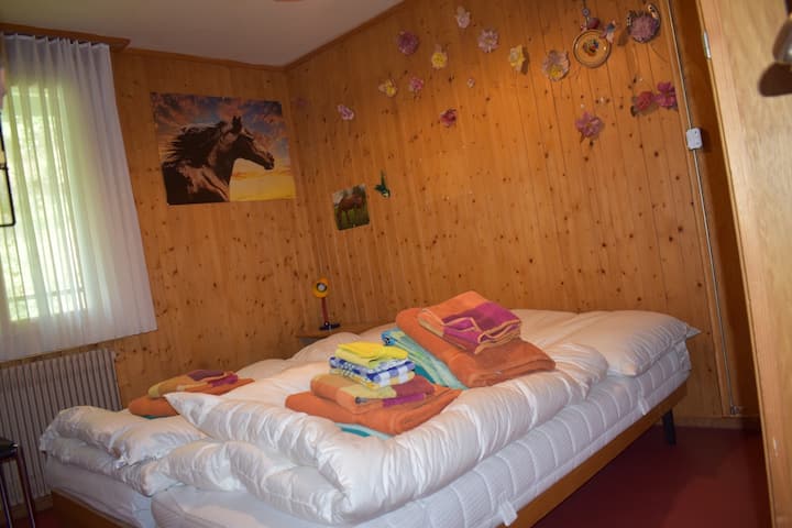 Doppelzimmer im OG / Habitación con cama doble, piso superior
Llave/llave n .º 3