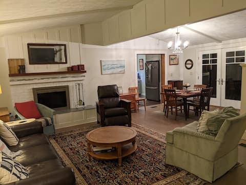 Cheerful lakeside cottage with 3 bedrooms, 2 baths