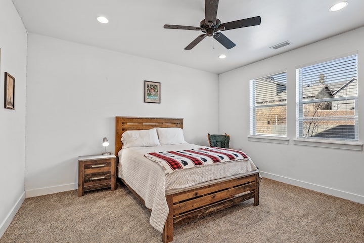 Second bedroom with a queen bed and en suite full bathroom.