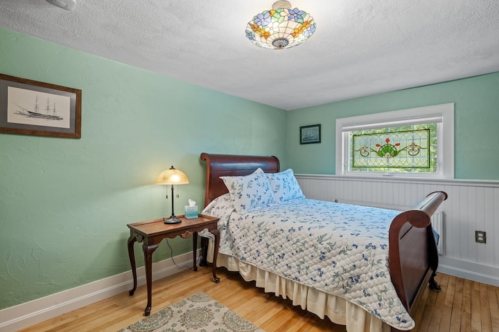 The Green Room comes with a full bed