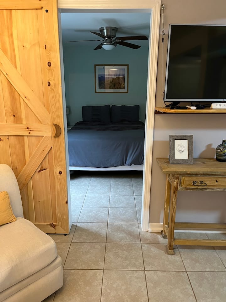 Pinto ng sala papunta sa Silid - tulugan 1. 