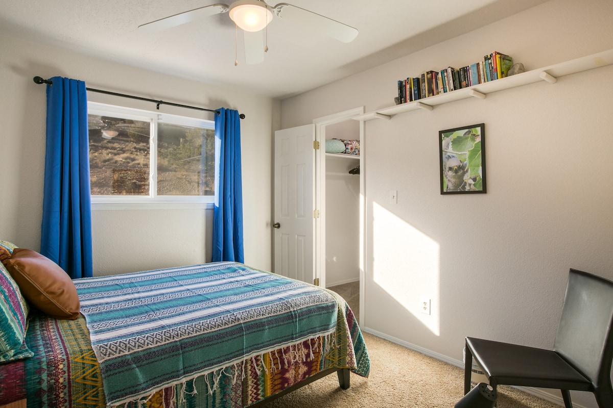 Dormitorio 2 entre el dormitorio principal y el dormitorio 3.  Cama de plataforma tamaño queen con capacidad para 2 personas.