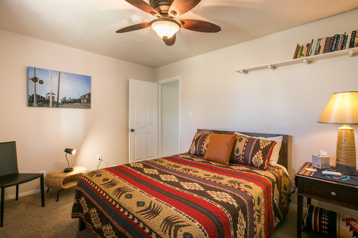 El dormitorio 3 muestra el arte de Michelle.  Cama de plataforma tamaño queen con capacidad para 2 personas.